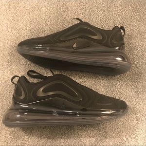 Nike Air max 720 Triple Black.